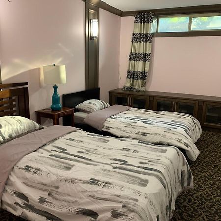 Spacious Burnaby Guest Home ภายนอก รูปภาพ