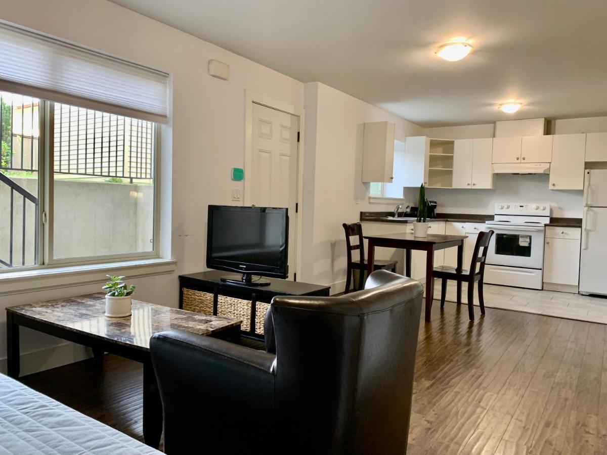 Spacious Burnaby Guest Home ภายนอก รูปภาพ